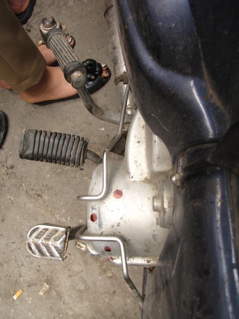 Vị trí va đập vào tấm biển hiệu và chiếc xe của anh Bắc