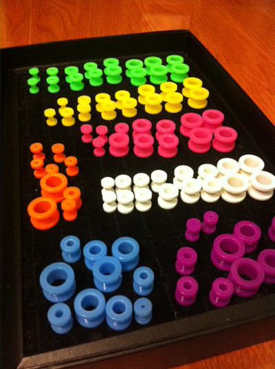 Một số mẫu khuyên đủ màu sắc được bán ở Việt Nam