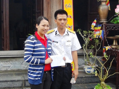 Vợ chồng Huy - Mỹ viếng chùa Sinh Tồn 