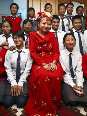 Chanira, khi còn là Nữ thần sống, và các bạn học sinh Ảnh: Reuters