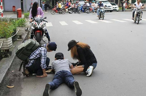 Luk Vân lăn lộn cùng ekip của mình để làm ra những tác phẩm phim ngắn lung linh