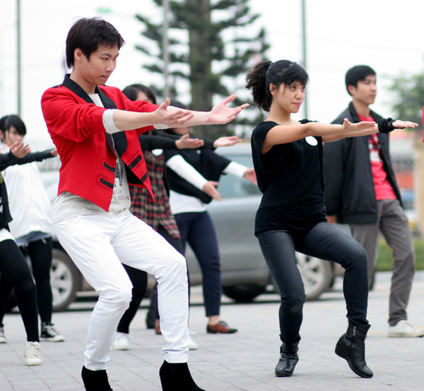 Màn nhảy có đoạn dựa trên nền nhạc 