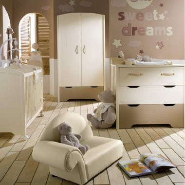 Không gian ngọt ngào, lãng mạn cho những nàng công chúa nhỏ Một không gian ấm áp với gam màu be của gỗ tự nhiên Những điểm nhấn sắc màu mạnh mẽ thể hiện cá tính của bé