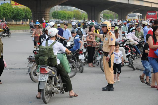 Lực lượng CSGT, công an phường, 113, bảo vệ bến xe đã được tăng cường để đảm bảo an ninh trật tự, phân luồng giao thông. Lực lượng CSGT, công an phường, 113, bảo vệ bến xe đã được tăng cường để đảm bảo an ninh trật tự, phân luồng giao thông