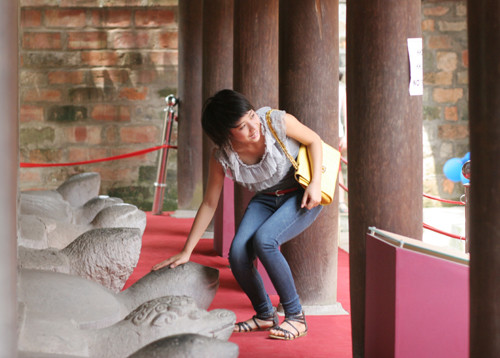 "Vượt rào" sờ đầu rùa cầu may.