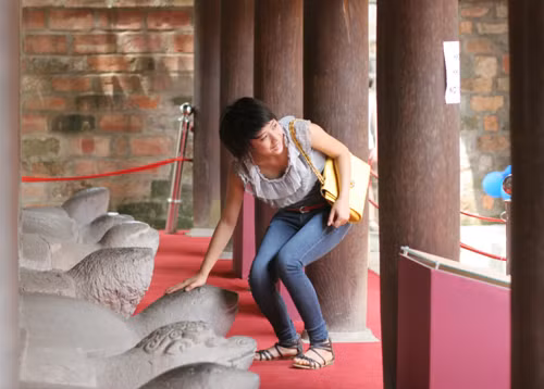 "Vượt rào" sờ đầu rùa cầu may.