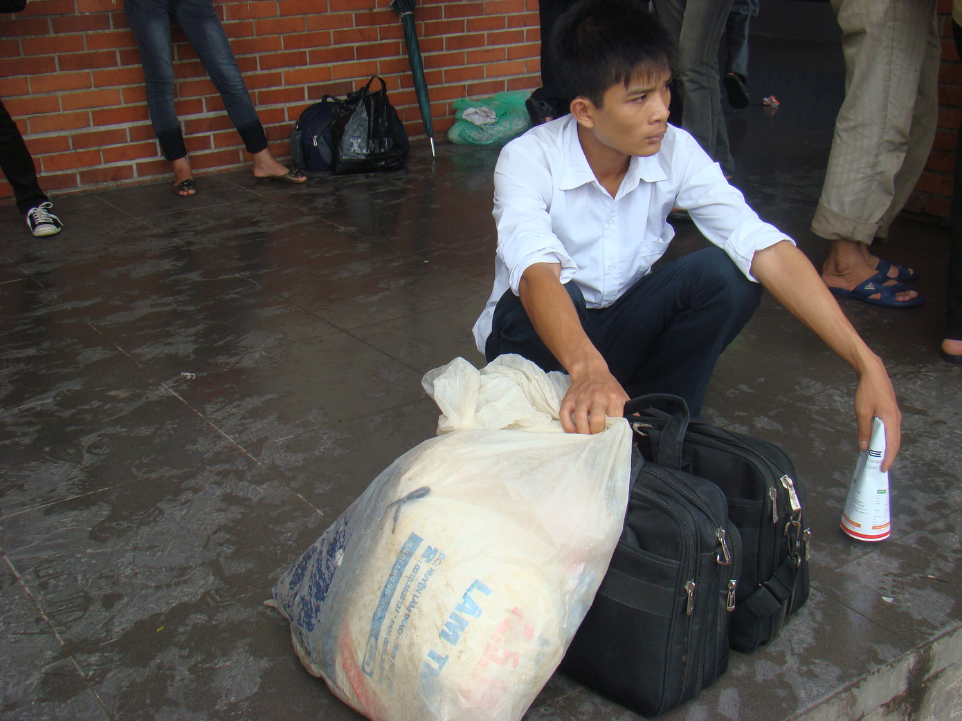 Sĩ tử đợi ngớt mưa tại bến xe Giáp Bát