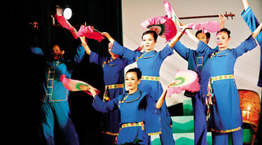 Kim Anh (ngồi) hóa thân thành thiếu nữ dân tộc. 