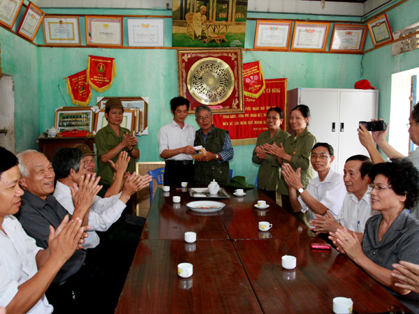 Trong hành trình tri ân các nữ cựu TNXP tại Hải Dương, nhà thơ Cảnh Giang cũng đã tặng tập thơ 