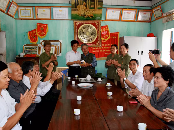Trong hành trình tri ân các nữ cựu TNXP tại Hải Dương, nhà thơ Cảnh Giang cũng đã tặng tập thơ 