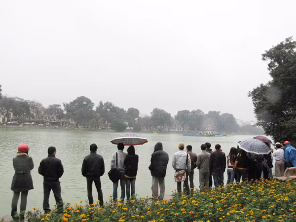 Đông đảo người đứng xem