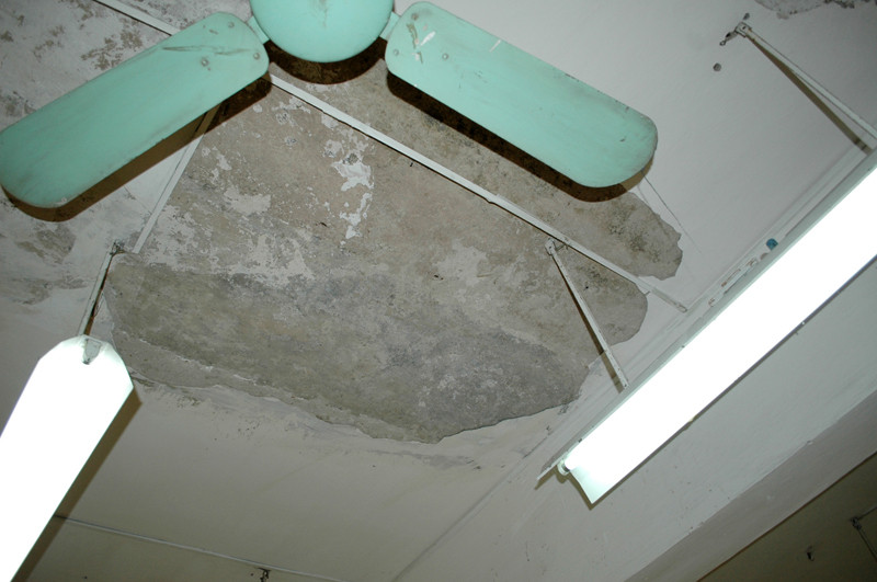 Mảng trần rộng hơn 1m2 đã rơi xuống đầu nữ sinh L khiến cả lớp học hoang mang