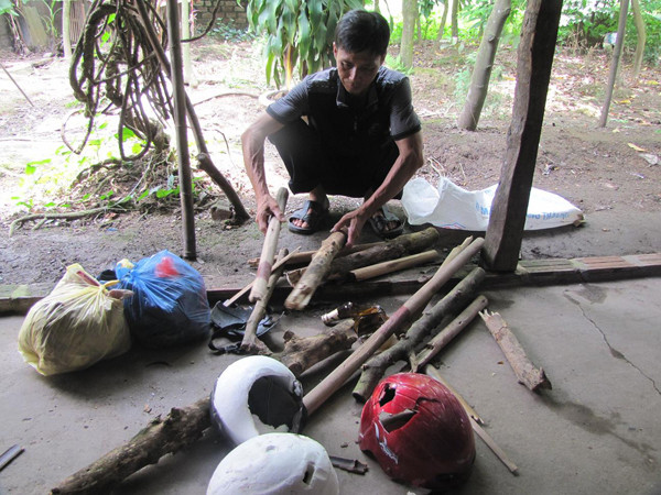 Hung khí của nhóm côn đồ vứt lại sau khi tấn công người dân. Hung khí của nhóm côn đồ vứt lại sau khi tấn công người dân