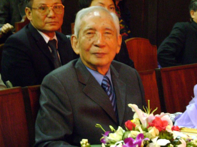 Nhà nghiên cứu Nguyễn Đình Đầu tại lễ trao giải thưởng Nghiên cứu 2008