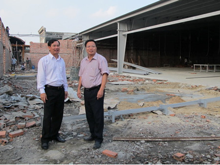 Chủ tịch HĐQT Công ty Hà Phong (bên phải) đánh giá cao cách giải quyết nhanh gọn của Tổng Công ty Bảo hiểm Xuân Thành