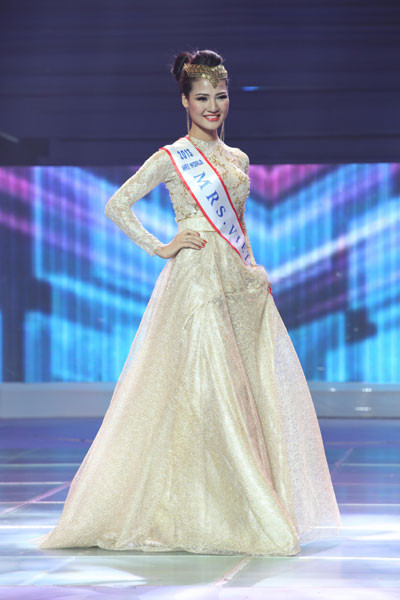 Trong phần thi dạ hội, Trần Thị Quỳnh chọn đầm trắng thanh lịch. Tuy nhiên, chiếc đầm quá kín đáo đã che mất nét gợi cảm của người đẹp Việt Nam