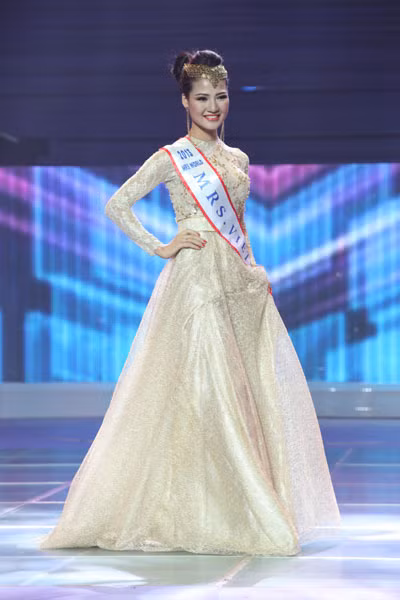 Trong phần thi dạ hội, Trần Thị Quỳnh chọn đầm trắng thanh lịch. Tuy nhiên, chiếc đầm quá kín đáo đã che mất nét gợi cảm của người đẹp Việt Nam
