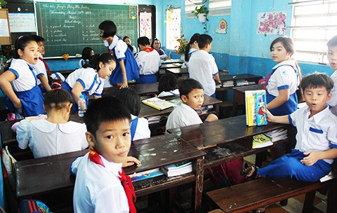 Hiện nay, Trường Huỳnh Mẫn Đạt có 19 lớp học với khoảng 600 HS. Mỗi lớp có diện tích từ 18-20 m2 với sĩ số 30-40 em/lớp, do xây kín lớp học gần như không có ánh sáng mặt trời, điện thắp sáng được sử dụng 24/24. Cô Huỳnh Thị Bực hiệu trưởng cho biết, nhà trường có dự án xây mới đã nhiều năm trước nhưng việc giải phóng mặt bằng chưa hoàn thành, trường không những bị “treo” trên không mà còn bị “treo” trường mới. “Đến mùa khai giảng, trường phải tổ chức ở lầu 6, đó cũng là thư viện lưu động, phòng họp. Nhìn các trường lớp khác có khuôn viên thoáng rộng mà thương học trò của mình quá”- cô Bực nói