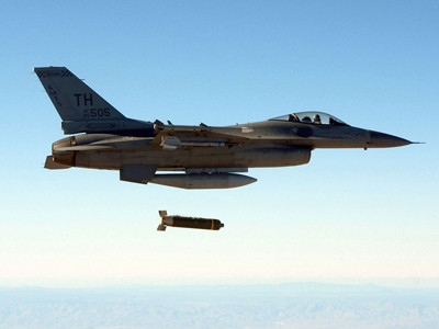 Máy bay Fighting Falcon của Mỹ thả bom chùm. Ảnh nhỏ: Cậu bé Mohamed Samer Elhaz Mouss 12 tuổi (năm 2006) bị thương bởi bom chùm Israel thả xuống Li-băng. Ảnh: US Air Force - Getty Images