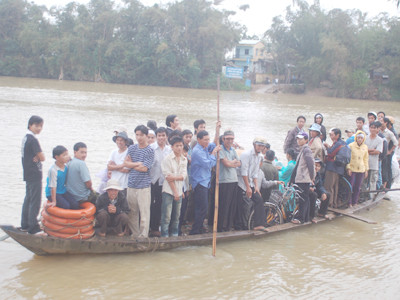 Một con đò ngang như thế này có thể gây thảm họa trong tích tắc Ảnh: Nam Cường 