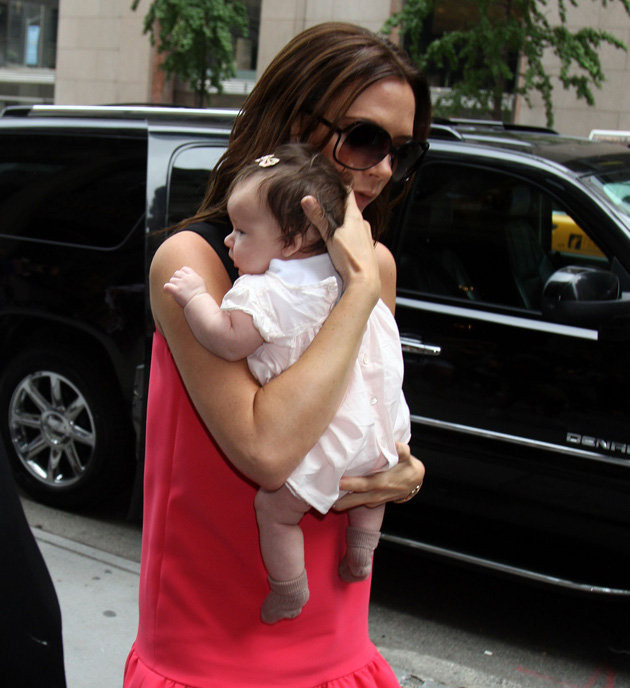 Xuất hiện tại sân bay Los Angle (Mỹ), hai mẹ con nhanh chóng trở thành tâm điểm của sự chú ý. Tại buổi lễ trao giải thưởng British Fashion. Hai mẹ con tại thành phố Los Angles. Vic và Harper với tone hồng xuất hiện trên đường phố New York (Mỹ) trong tuần lễ thời trang New York. Công chúa Harper trông thật đáng yêu với chiếc váy và chiếc nơ xinh màu hồng. Hai mẹ con đi mua sắm tại của hàng Big Apple. Vừa mới bước chân ra khỏi cửa hàng Channel, hai mẹ con đã bị những paparazzi chộp được.