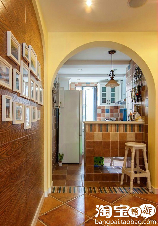 Phòng khách mang phong cách châu Âu với đèn chùm, thảm, ghế sofa Bộ Sofa không phải là đặc điểm khác biệt, mà điểm nhấn ở đây là bức tường với những hình ảnh của gia đình. Các vật dụng cũng không cầu kỳ, sang trọng quá đắt đỏ, đơn giản nhưng lại rất hiệu quả. Và một bức tường cũng được trang trí toàn bằng ảnh, đơn giản và chi phí rất thấp Phòng ăn nhẹ nhàng, rất đáng yêu với họa tiết hoa nhí rực rỡ Nhà bếp với kiểu thiết kế hình chữ U ngược. Chất liệu gạch ốp tường và màu sắc rất lạ Lối đi pha một chút hương vị La Mã. Phòng ngủ đa chức năng với chiếc giường phóng khoáng Chủ nhân ngôi nhà có lẽ là một fan hâm mộ của điện ảnh, nên đã tậu cả máy chiếu màn hình để thưởng thức phim. Không gian nhỏ cho bàn làm việc Phòng ngủ khác với chiếc giường bằng thú bông lớn Không gian công trình phụ khá lạ mắt chỉ bằng gạch ốp màu đơn giản không đắt tiền