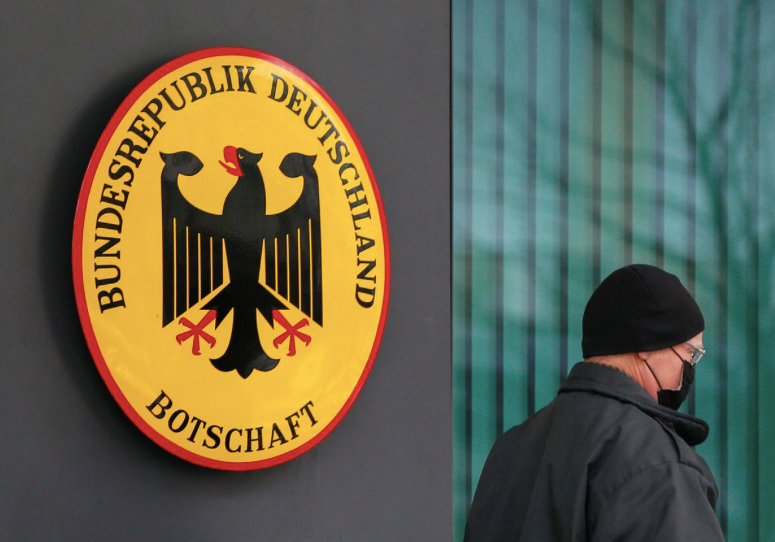 Bên ngoài Đại sứ quán Đức ở Kiev ngày 24/2. (Ảnh: Reuters) Bên ngoài Đại sứ quán Đức ở Kiev ngày 24/2. (Ảnh: Reuters)