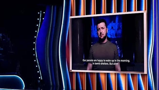 Tổng thống Ukraine Volodymyr Zelensky có bài phát biểu ghi hình trước tại lễ trao giải Grammys tối 3/4. (Ảnh: AP)