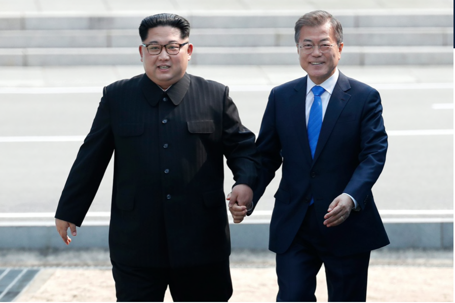 Tổng thống Hàn Quốc Moon Jae-in và Chủ tịch Triều Tiên Kim Jong Un bước qua đường phân định quân sự ở khu phi quân sự giữa hai miền vào tháng 4/2018. (Ảnh: AP) Tổng thống Hàn Quốc Moon Jae-in và Chủ tịch Triều Tiên Kim Jong Un bước qua đường phân định quân sự ở khu phi quân sự giữa hai miền vào tháng 4/2018. (Ảnh: AP)