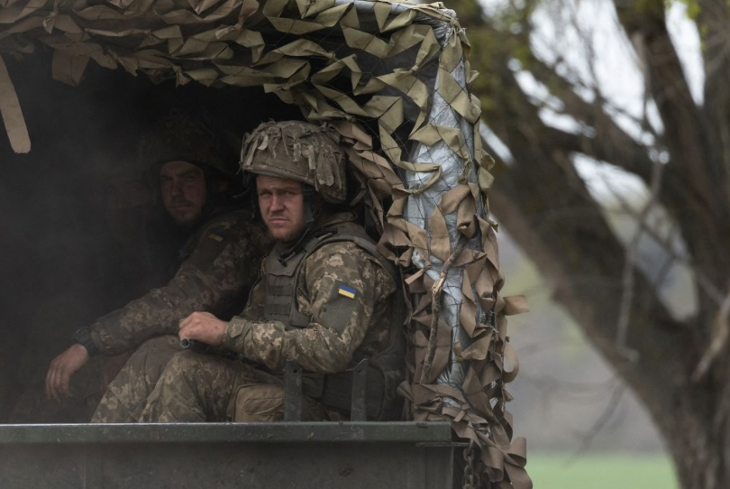 Binh lính Ukraine trên một chiếc xe quân sự ở Kharkiv ngày 23/4. (Ảnh: Reuters)