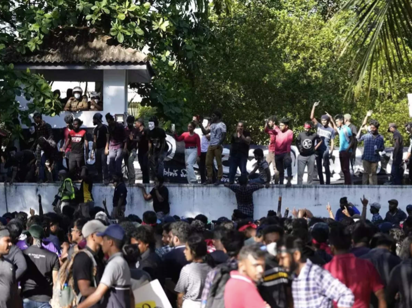 Người biểu tình bao vây khu nhà của Thủ tướng Sri Lanka ngày 24/4. (Ảnh: Times of Israel) Người biểu tình bao vây khu nhà của Thủ tướng Sri Lanka ngày 24/4. (Ảnh: Times of Israel)