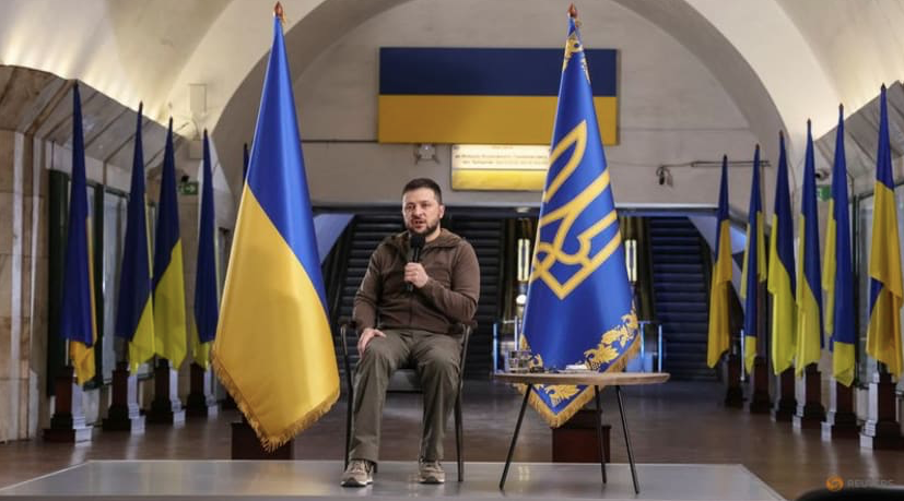 Tổng thống Ukraine Volodymyr Zelensky tại cuộc họp báo trong ga tàu điện ngầm ngày 23/4. (Ảnh: Reuters) Tổng thống Ukraine Volodymyr Zelensky tại cuộc họp báo trong ga tàu điện ngầm ngày 23/4. (Ảnh: Reuters)