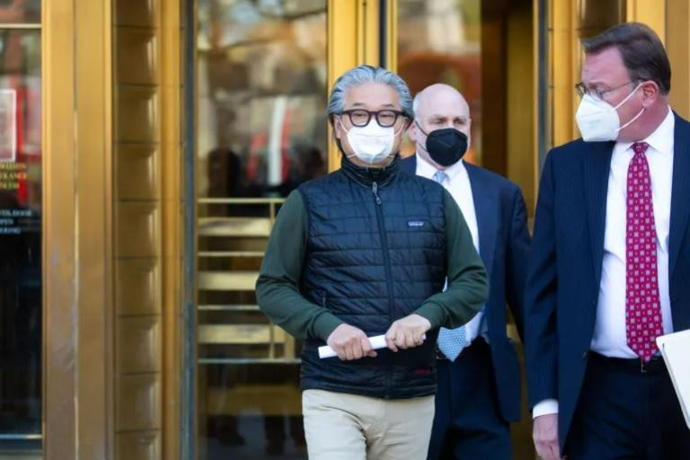 Bill Hwang ra tòa ngày 27/4 nhưng được cho tại ngoại. (Ảnh: Bloomberg)