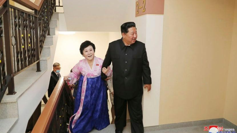 Ông Kim Jong Un đi thăm ngôi nhà tặng cho phát thanh viên Ri Chun Hi. (Ảnh: KCNA)