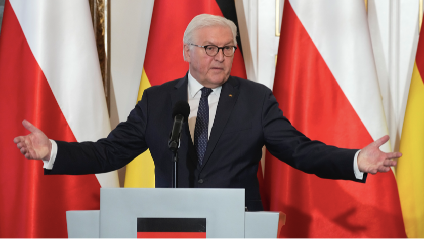 Tổng thống Đức Frank-Walter Steinmeier phát biểu trong cuộc họp báo chung với Tổng thống Ba Lan Andrzej Duda tại Warsaw ngày 12/4. (Ảnh: AP)