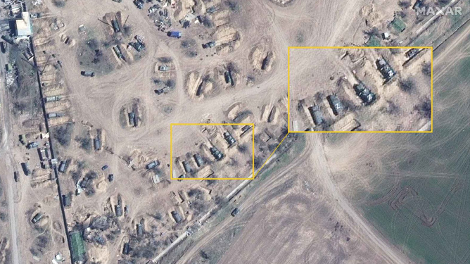 Các xe hậu cần được đặt dưới hào sâu để giảm nguy cơ hư hỏng nếu bị không kích Các xe hậu cần được đặt dưới hào sâu để giảm nguy cơ hư hỏng nếu bị không kích