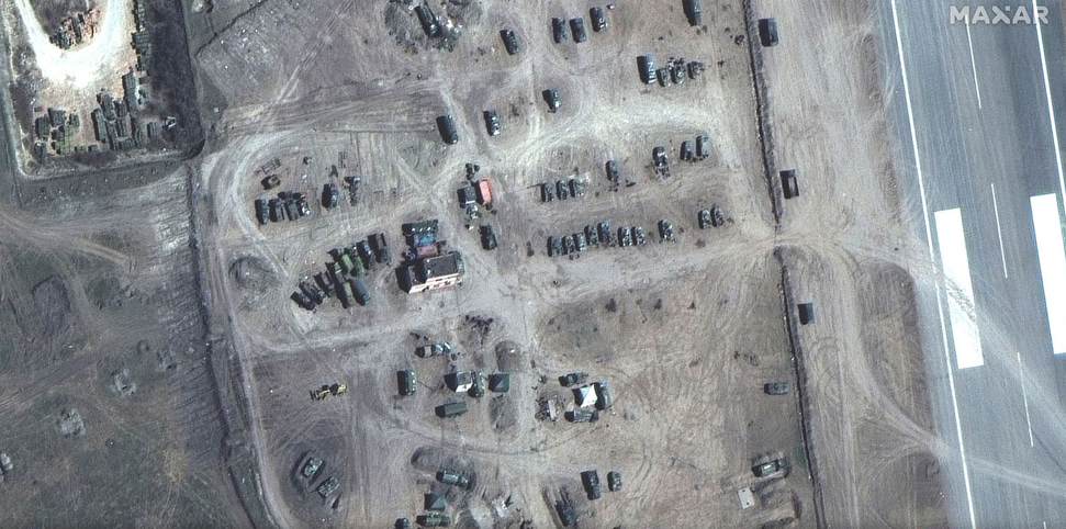 Ảnh vệ tinh của Maxar chụp các xe tăng và xe quân sự của Nga ở Kherson Ảnh vệ tinh của Maxar chụp các xe tăng và xe quân sự của Nga ở Kherson