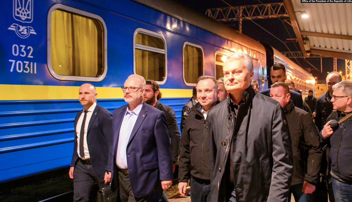 Tổng thống các nước Ba Lan, Lithuania, Latvia và Estonia đã đến Kiev để gặp Tổng thống Ukraine. (Ảnh: Twitter)