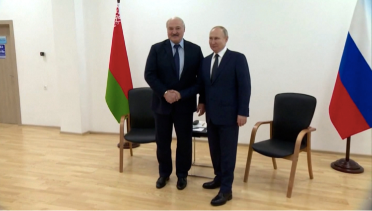 Tổng thống Nga Vladimir Putin và người đồng cấp Belarus Alexander Lukashenko trong cuộc gặp ngày 12/4. (Ảnh: Reuters)