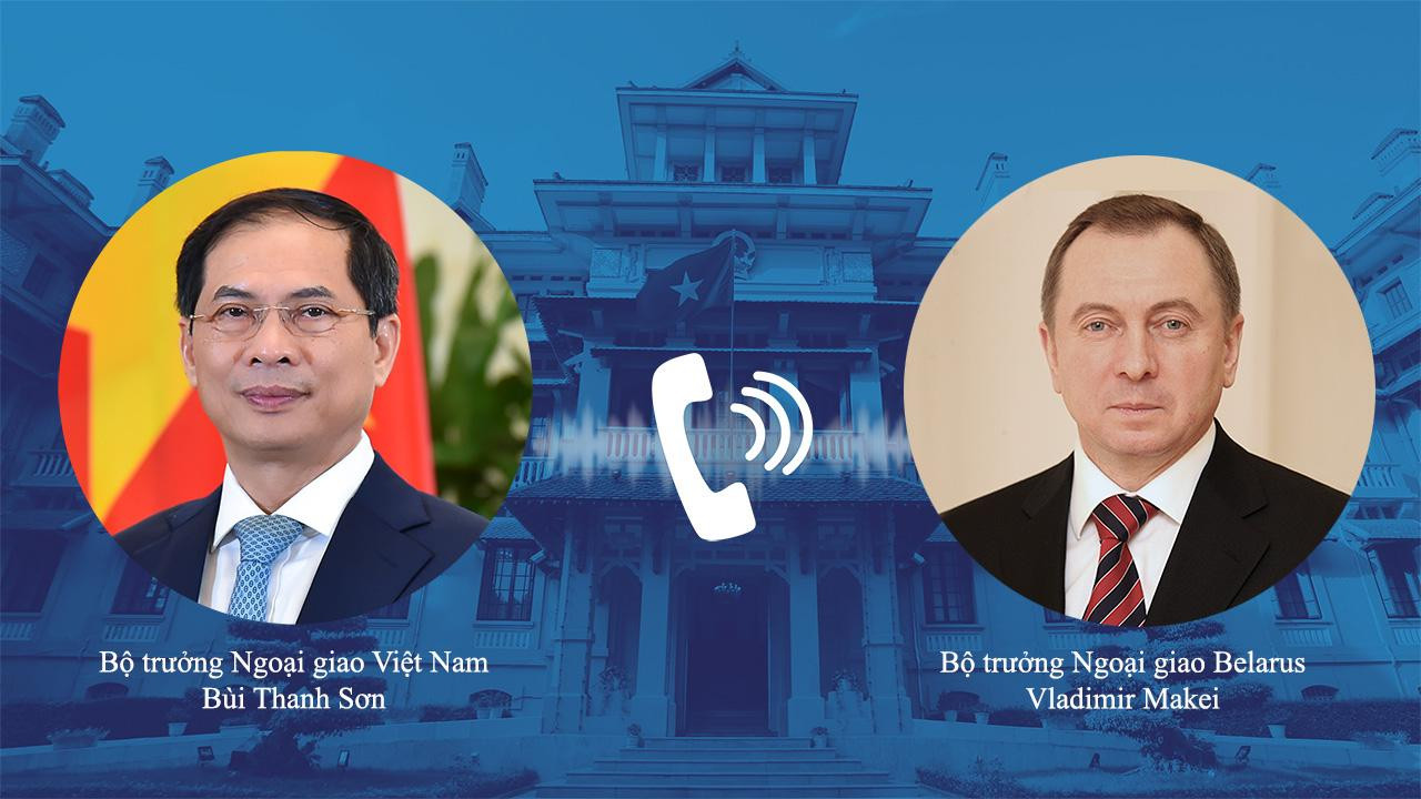 Bộ trưởng Ngoại giao Bùi Thanh Sơn và người đồng cấp Belarus Vladimir Makei. (Ảnh: Mofa)