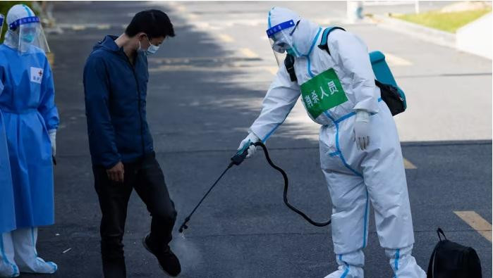 Một người dân được khử trùng sau khi rời khu cách ly tập trung ở Thượng Hải ngày 9/4. (Ảnh: AP) Một người dân được khử trùng sau khi rời khu cách ly tập trung ở Thượng Hải ngày 9/4. (Ảnh: AP)