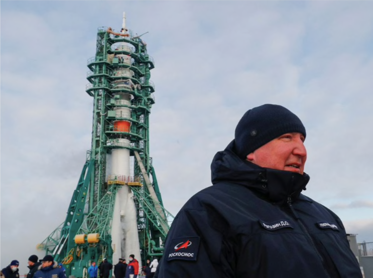 Giám đốc Roscosmos Dmitry Rogozin đứng trước tàu vũ trụ Soyuz MS-20 ở Kazakhstan vào tháng 12/2021. (Ảnh: Reuters)