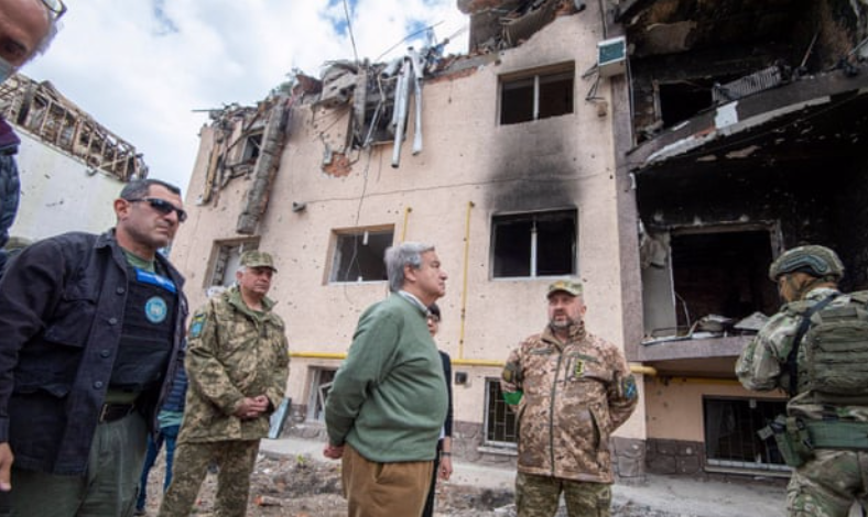 Tổng thư ký Liên Hợp Quốc Antonio Guterres thăm các khu dân cư ở thủ đô Kiev. (Ảnh: Guardian) Tổng thư ký Liên Hợp Quốc Antonio Guterres thăm các khu dân cư ở thủ đô Kiev. (Ảnh: Guardian)