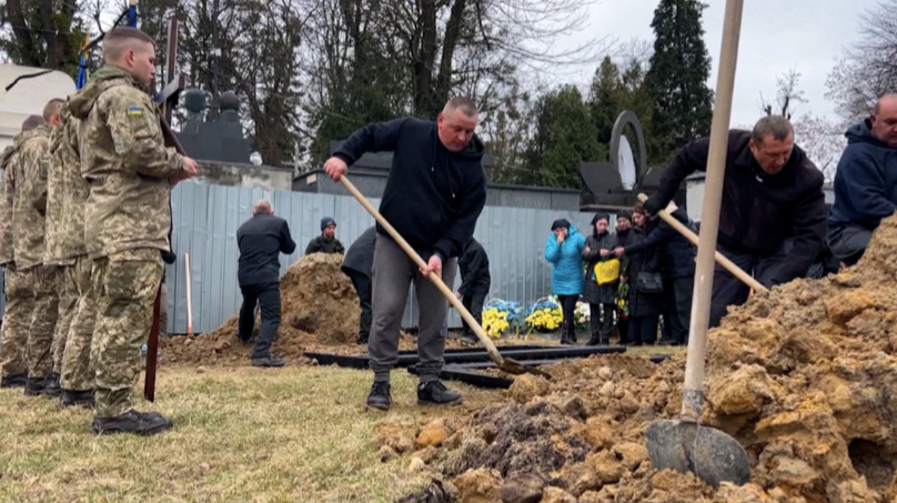 Chôn cất những người thiệt mạng vì xung đột ở Ukraine. (Ảnh: CNN)