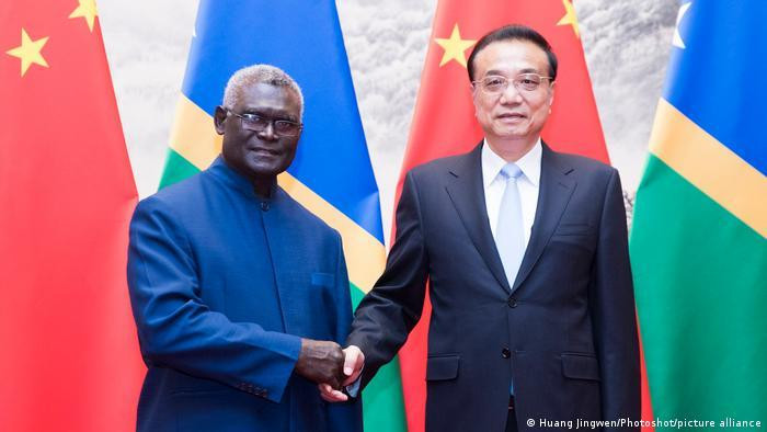 Thủ tướng quần đảo Solomon Manasseh Sogavare trong cuộc gặp Thủ tướng Trung Quốc Lý Khắc Cường năm 2019 Thủ tướng quần đảo Solomon Manasseh Sogavare trong cuộc gặp Thủ tướng Trung Quốc Lý Khắc Cường năm 2019