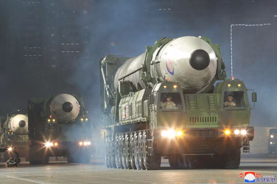 Tên lửa đạn đạo liên lục địa Hwasong-17 tham gia lễ diễu binh tối 25/4. (Ảnh: KCNA) Tên lửa đạn đạo liên lục địa Hwasong-17 tham gia lễ diễu binh tối 25/4. (Ảnh: KCNA)