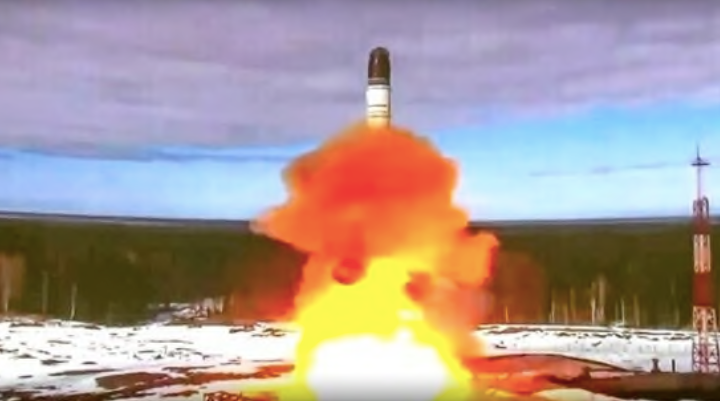 Tên lửa Sarmat nặng hơn 200 tấn và có thể mang theo 10 đầu đạn hạt nhân. (Ảnh: AP) Tên lửa Sarmat nặng hơn 200 tấn và có thể mang theo 10 đầu đạn hạt nhân. (Ảnh: AP)