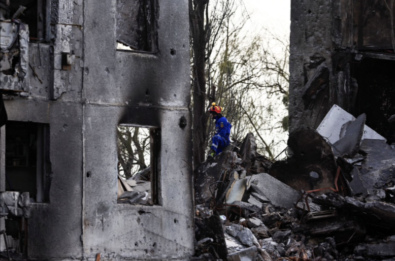 Đội cứu hộ làm nhiệm vụ tại một toà nhà trúng đạn pháo ở Borodyanka ngày 7/4. (Ảnh: Reuters)