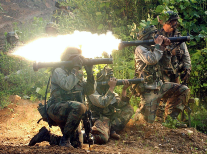 Binh lính Mỹ sử dụng tên lửa chống tăng AT-4 trong một chiến dịch tập trận gần khu phi quân sự giữa hai miền Triều Tiên. (Ảnh: AP)