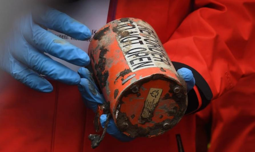 Hộp đen thứ hai của chuyến bay MU5735 được tìm thấy tại hiện trường vụ tai nạn. (Ảnh: Xinhua)